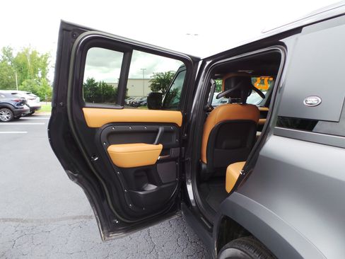 Used 2023 Land Rover Defender 110 V8 AWD/4WD image 40
