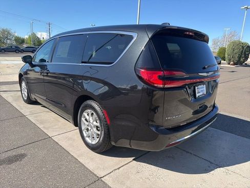 Used 2023 Chrysler Pacifica Touring-L FWD image 6