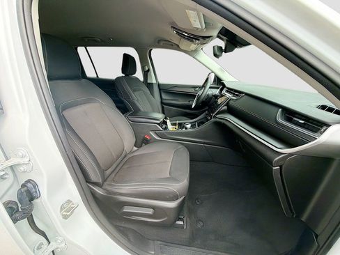 Used 2023 Jeep Grand Cherokee L Laredo image 14