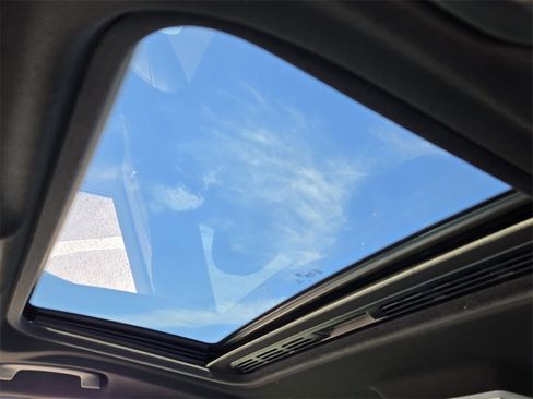 Used 2018 BMW 330e w/ Convenience Package image 17