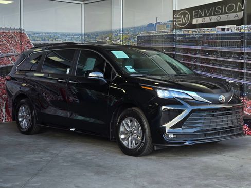 Certified 2026 Toyota Sienna XLE FWD image 1
