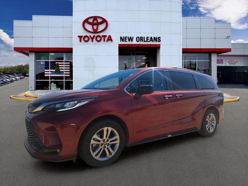 Used 2022 Toyota Sienna XSE AWD/4WD image 1