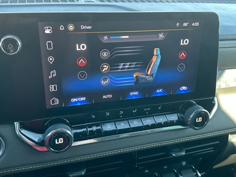 Used 2024 Chevrolet Colorado ZR2 w/ Technology Package image 19