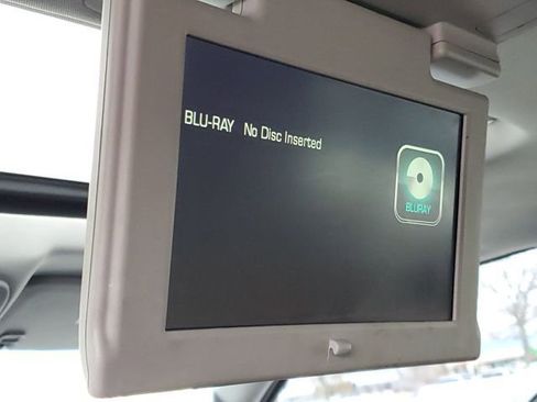 Used 2018 Chevrolet Suburban Premier image 32