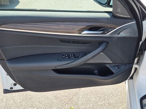 Used 2022 BMW 530i w/ M Sport Package RWD image 11