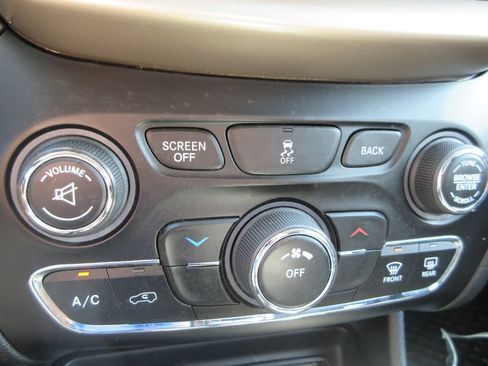 Used 2015 Jeep Cherokee Latitude w/ Cold Weather Group FWD image 24