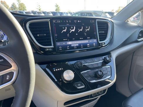 Used 2024 Chrysler Pacifica Touring-L image 13