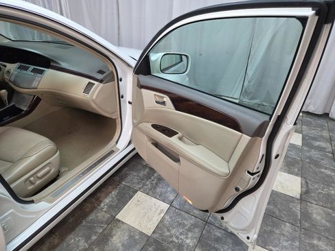 Used 2010 Toyota Avalon XLS image 10