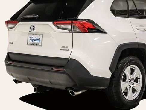 Used 2021 Toyota RAV4 XLE w/ XLE Grade Weather Package image 7