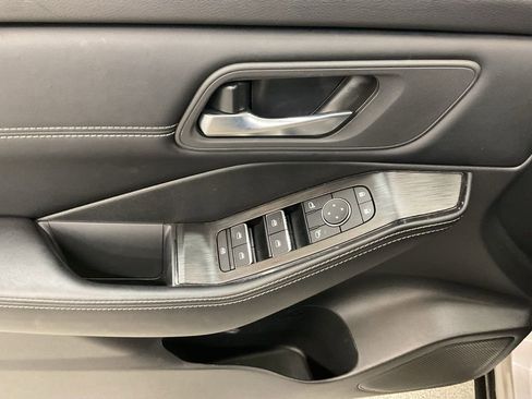 Used 2025 Nissan Rogue SL image 11