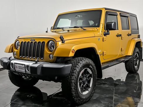 Used 2014 Jeep Wrangler Unlimited Sahara w/ Dual Top Group AWD/4WD image 5