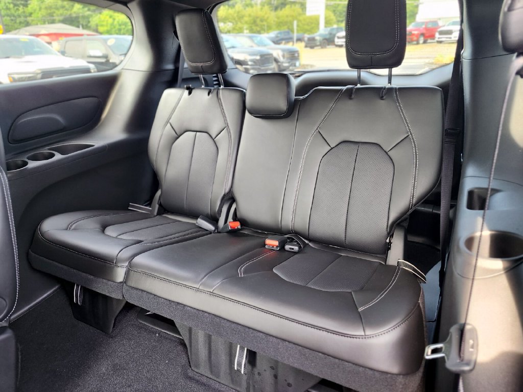 New 2026 Chrysler Pacifica Select w/ S Appearance Package AWD/4WD image 17