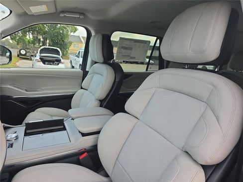 New 2026 Lincoln Navigator Premiere AWD/4WD image 17