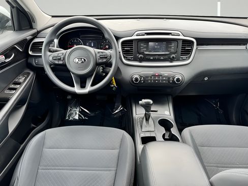 Used 2017 Kia Sorento FWD image 7