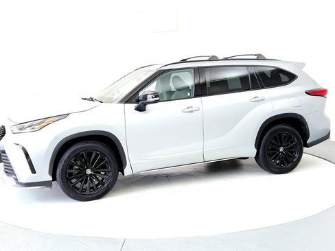 Used 2023 Toyota Highlander XSE AWD/4WD image 3