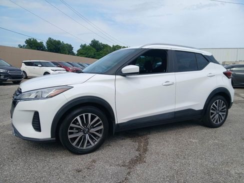 Used 2022 Nissan Kicks SV FWD image 3