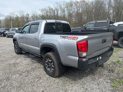Used 2016 Toyota Tacoma TRD Off-Road w/ Premium & Technology Package AWD/4WD image 4