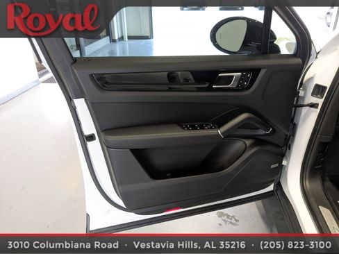 Used 2022 Porsche Cayenne AWD/4WD image 17