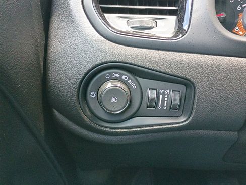 Used 2022 Jeep Renegade Altitude w/ Convenience Group AWD/4WD image 17