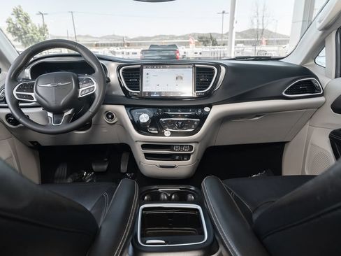 Used 2022 Chrysler Pacifica Touring-L FWD image 22