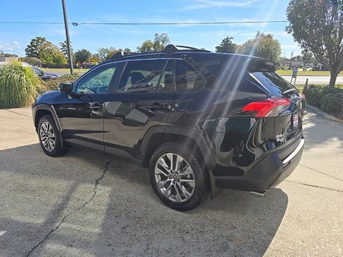 Used 2022 Toyota RAV4 XLE Premium image 22