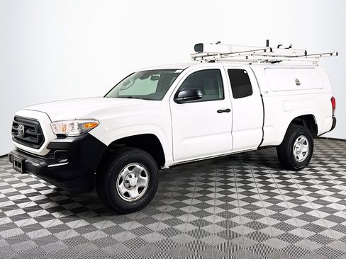 Used 2020 Toyota Tacoma SR image 4