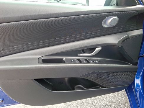 Certified 2025 Hyundai Elantra SE image 12