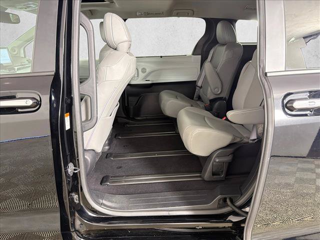 Used 2025 Toyota Sienna XLE w/ XLE Plus Package FWD image 21