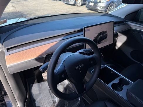 Used 2023 Tesla Model Y Long Range image 18
