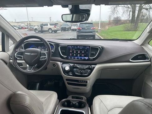 Used 2021 Chrysler Pacifica Touring-L image 38