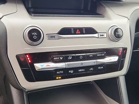 Used 2023 Ford Explorer XLT image 9