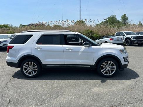 Used 2017 Ford Explorer XLT w/ Equipment Group 202A AWD/4WD image 2