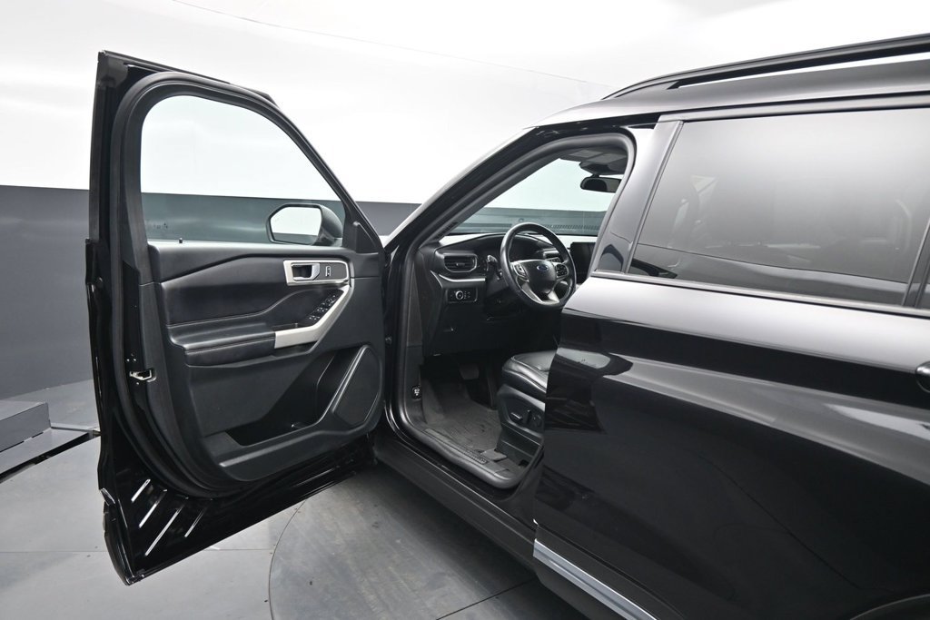 Certified 2023 Ford Explorer XLT w/ Equipment Group 202A RWD image 9