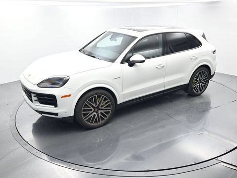 Certified 2025 Porsche Cayenne S AWD/4WD image 30