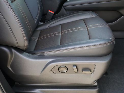 Used 2025 Chevrolet Suburban High Country image 21