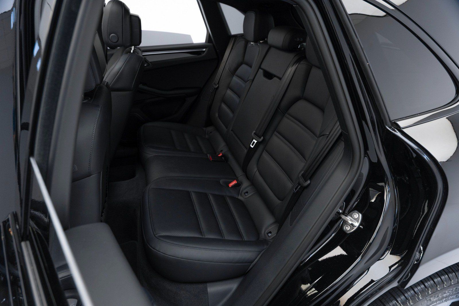 Certified 2024 Porsche Macan AWD/4WD image 24