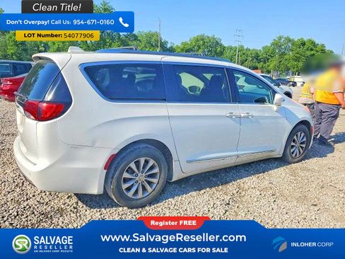 Used 2018 Chrysler Pacifica Touring-L FWD image 4
