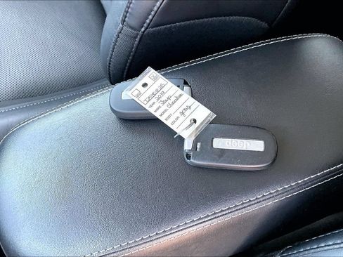 Used 2019 Jeep Cherokee Limited AWD/4WD image 10