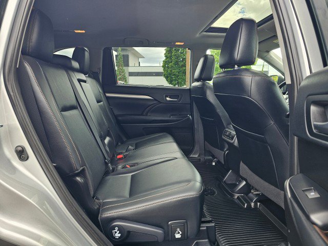 Used 2019 Toyota Highlander XLE AWD/4WD image 13