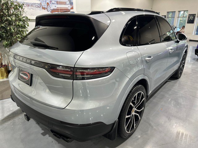 Used 2021 Porsche Cayenne AWD/4WD image 2