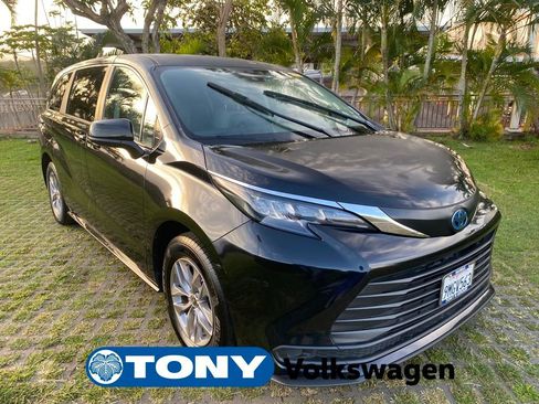 Used 2024 Toyota Sienna LE image 1