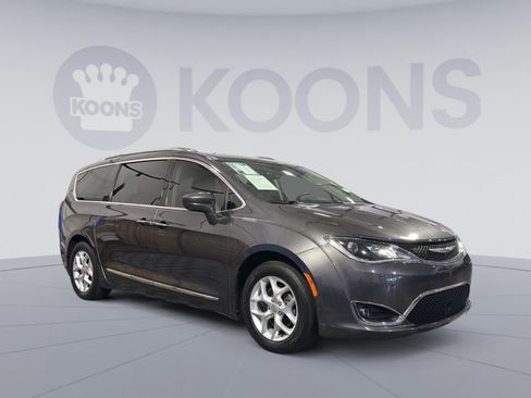 Used 2018 Chrysler Pacifica Touring-L Plus w/ Advanced Safetytec Group FWD image 10