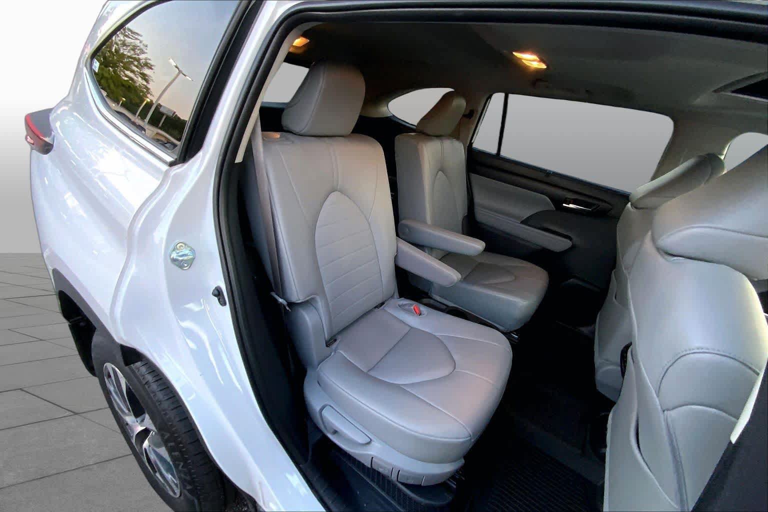 Used 2025 Toyota Highlander XLE AWD/4WD image 17