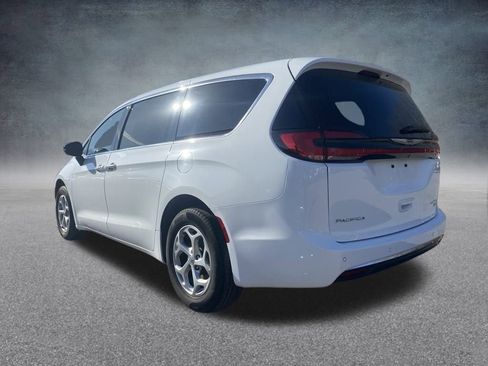Used 2024 Chrysler Pacifica Limited image 5