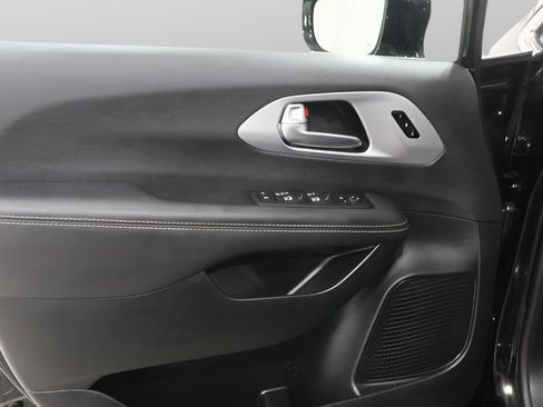 Used 2026 Chrysler Pacifica Limited image 23