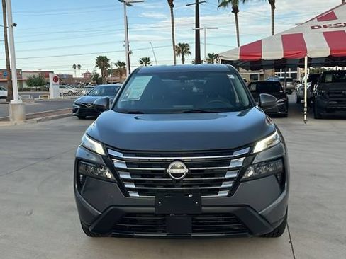 Used 2024 Nissan Rogue SV FWD image 2