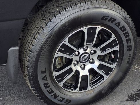 Used 2024 Nissan Titan SV w/ SV Convenience Package image 7