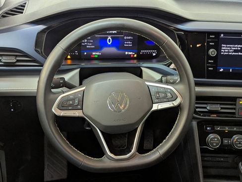 Used 2024 Volkswagen Taos SE image 4