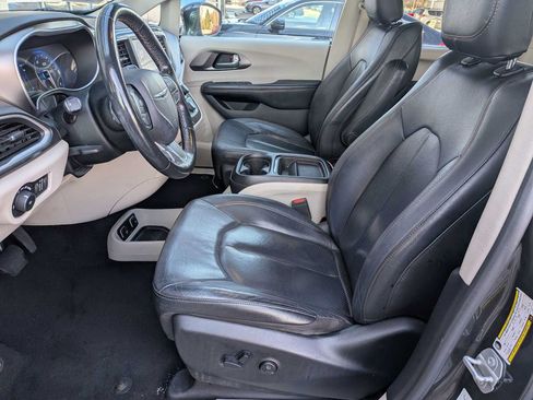 Used 2020 Chrysler Pacifica Touring-L FWD image 15