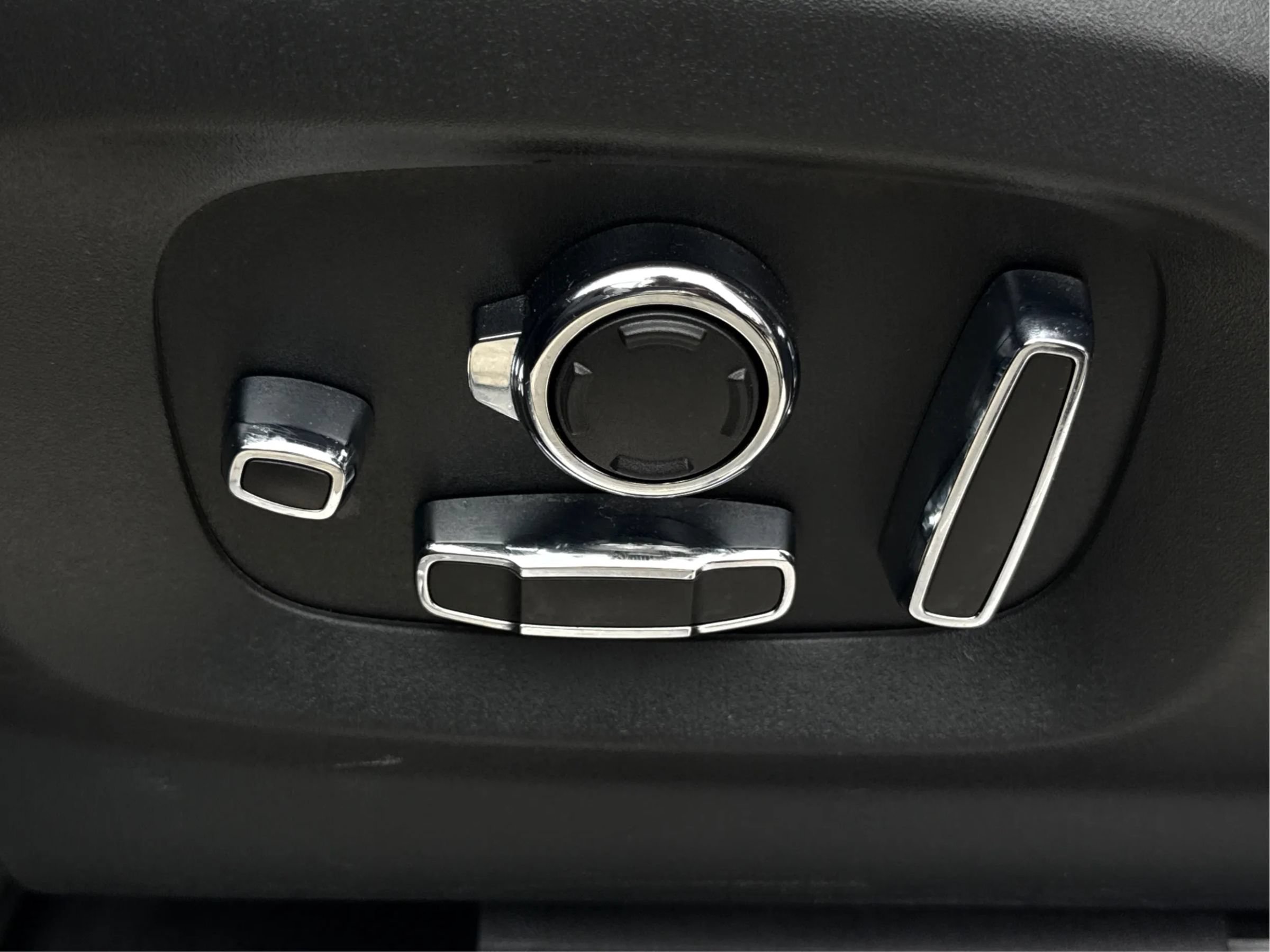 Used 2017 Jaguar XJ L Portfolio RWD image 59